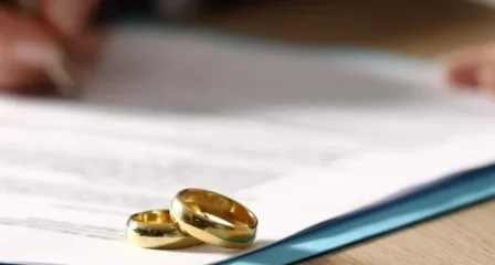 Lawyer Assisting With Divorce Applications