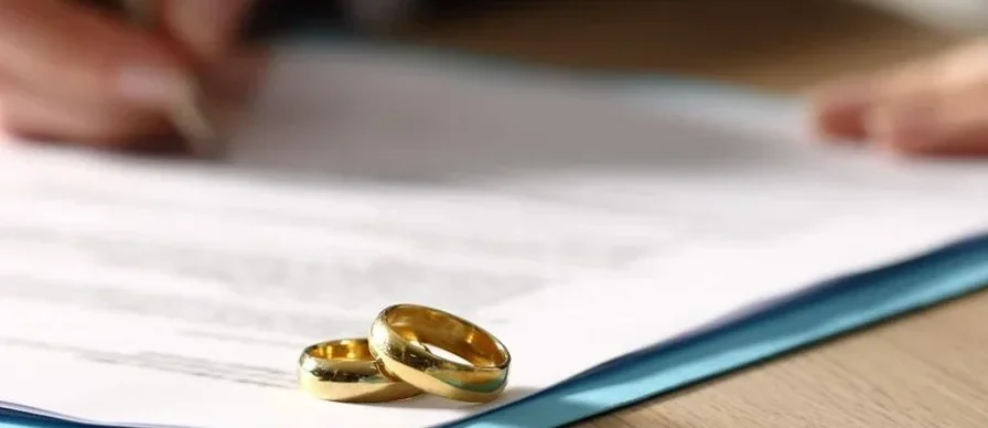 Lawyer Assisting With Divorce Applications